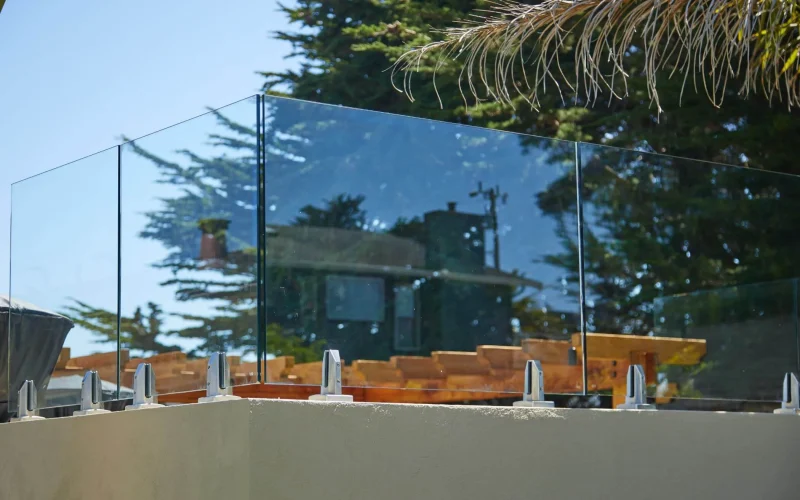 Clear-Glass-Panels-with-Talon-Spigots